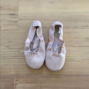 Little girls light pink ballet slipper